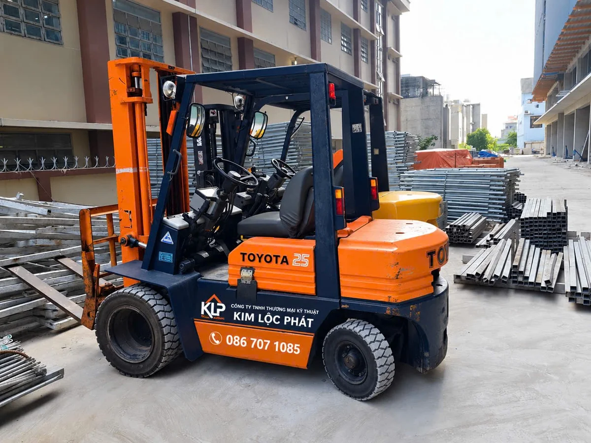 Xe nâng Toyota mang thương hiệu Kim Lộc Phát tại công trường